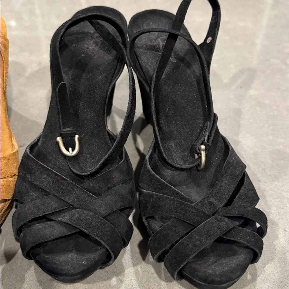 Ugg Australia Soft Black and Tan Women's Wedges size 9 - Picture 3 of 11